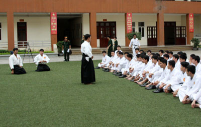 Các võ sư và môn sinh trong buổi lên lớp đầu tiên Các võ sư và môn sinh trong buổi lên lớp đầu tiên