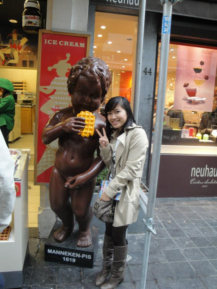 Cậu đứng cùng thế này tớ ngại chẳng dám ăn đâu Cậu đứng cùng thế này tớ ngại chẳng dám ăn đâu