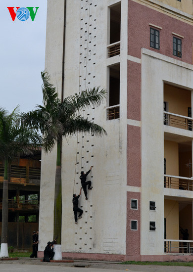 Những người lính cảnh sát đặc nhiệm thuộc Bộ Tư lệnh Cảnh sát cơ động (Bộ Công an) lập tức có mặt tại hiện trường. Loa phóng thanh của lực lượng cảnh sát đặc nhiệm đưa ra lời cảnh cáo và kêu gọi những kẻ bắt cóc con tin hạ vũ khí vô điều kiện. Đồng thời, các chiến sĩ nhanh chóng và bí mật đột nhập tòa nhà. Ảnh:Leo từ dưới lên Những người lính cảnh sát đặc nhiệm thuộc Bộ Tư lệnh Cảnh sát cơ động (Bộ Công an) lập tức có mặt tại hiện trường. Loa phóng thanh của lực lượng cảnh sát đặc nhiệm đưa ra lời cảnh cáo và kêu gọi những kẻ bắt cóc con tin hạ vũ khí vô điều kiện. Đồng thời, các chiến sĩ nhanh chóng và bí mật đột nhập tòa nhà. Ảnh:Leo từ dưới lên