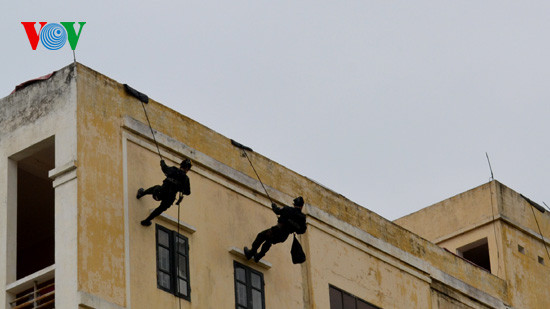 nhằm tiếp cận tầng 3, nơi giam giữ các con tin nhằm tiếp cận tầng 3, nơi giam giữ các con tin