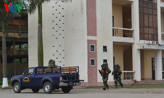 Trong tình huống cụ thể được đặt ra này, các chiến sĩ đã buộc phải rút và cho nổ mìn. Trong tình huống cụ thể được đặt ra này, các chiến sĩ đã buộc phải rút và cho nổ mìn.