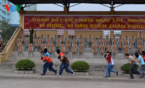 Có những cảnh khiến ta cảm thấy như đang xem những thước phim hành động, nhưng rất có thể lúc xem phim ta hồ nghi rằng tình tiết được xây dựng thế cho ly kỳ chứ ngoài đời không có thật!. Ảnh: Những kẻ bịt mặt có súng đang khống chế, bắt cóc con tin