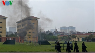 Có những cảnh khiến người chứng kiến dường như không tin được vào mắt mình, vì sự dũng cảm và sức chịu đựng không khác gì như mình đồng, da sắt (trong trường hợp này là theo đúng nghĩa đen) của các chàng trai, cô gái ấy. Có những cảnh khiến người chứng kiến dường như không tin được vào mắt mình, vì sự dũng cảm và sức chịu đựng không khác gì như mình đồng, da sắt (trong trường hợp này là theo đúng nghĩa đen) của các chàng trai, cô gái ấy.