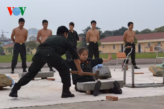 Thật cảm động khi chứng kiến những nữ chiến sĩ, dù rất xinh đẹp, mảnh mai nhưng cũng không thua kém gì các đồng nghiệp nam. Ảnh: Nữ chiến sĩ đặt tấm bê tông trên chân