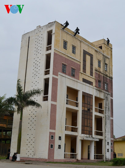 Sau đó, bất ngờ thả người từ trên xuống Sau đó, bất ngờ thả người từ trên xuống