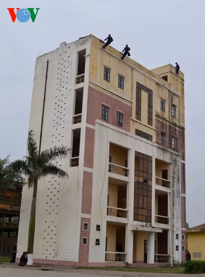 Sau đó, bất ngờ thả người từ trên xuống