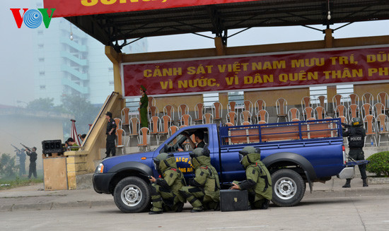 Trong tòa nhà có gài mìn, các chiến sĩ có nhiệm vụ vô hiệu hóa mìn tiếp tục vào làm nhiệm vụ. Ảnh: Các chiến sĩ chống bom mìn tiếp cận mục tiêu Trong tòa nhà có gài mìn, các chiến sĩ có nhiệm vụ vô hiệu hóa mìn tiếp tục vào làm nhiệm vụ. Ảnh: Các chiến sĩ chống bom mìn tiếp cận mục tiêu