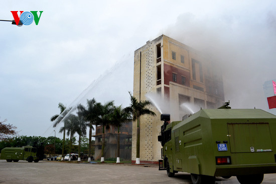 Hai xe vòi rồng với khả năng phun nước mạnh và cao, dập tắt lửa và làm nguội sau vụ nổ. Hai xe vòi rồng với khả năng phun nước mạnh và cao, dập tắt lửa và làm nguội sau vụ nổ.