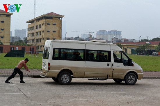 Với một thanh sắt tì vào yết hầu, chiến sĩ đẩy chiếc xe 14 chỗ lăn bánh Với một thanh sắt tì vào yết hầu, chiến sĩ đẩy chiếc xe 14 chỗ lăn bánh