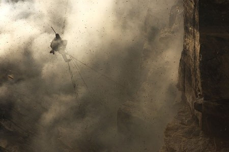 Tuy nhiên, họ gặp rất nhiều nguy hiểm như có thể rơi khỏi thang dây xuống vực sâu bất cứ lúc nào, hoặc bị hàng nghìn con ong vỡ tổ lao vào tấn công. Tuy nhiên, họ gặp rất nhiều nguy hiểm như có thể rơi khỏi thang dây xuống vực sâu bất cứ lúc nào, hoặc bị hàng nghìn con ong vỡ tổ lao vào tấn công.