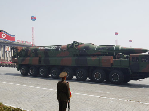 Xe chở tên lửa 16 bánh trong lễ diễu binh ở Bình Nhưỡng ngày 15/4 (Ảnh: Reuters) Xe chở tên lửa 16 bánh trong lễ diễu binh ở Bình Nhưỡng ngày 15/4 (Ảnh: Reuters)
