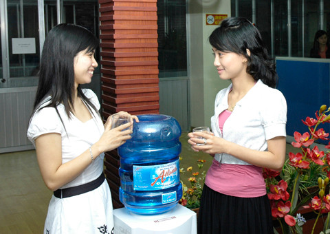 Khi uống nước nên uống từng ngụm nhỏ. Khi uống nước nên uống từng ngụm nhỏ.