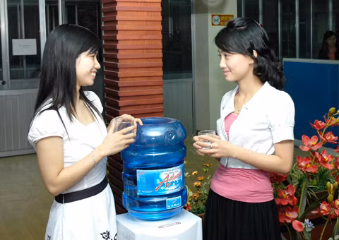 Khi uống nước nên uống từng ngụm nhỏ.