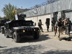 Lực lượng an ninh Afghanistan tại hiện trường vụ tấn công ở Kabul. (Ảnh: AFP/TTXVN) Lực lượng an ninh Afghanistan tại hiện trường vụ tấn công ở Kabul. (Ảnh: AFP/TTXVN)