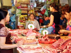 Mua bán thịt lợn tại chợ Hôm-Đức Viên. (Ảnh: Trần Việt/TTXVN) Mua bán thịt lợn tại chợ Hôm-Đức Viên. (Ảnh: Trần Việt/TTXVN)