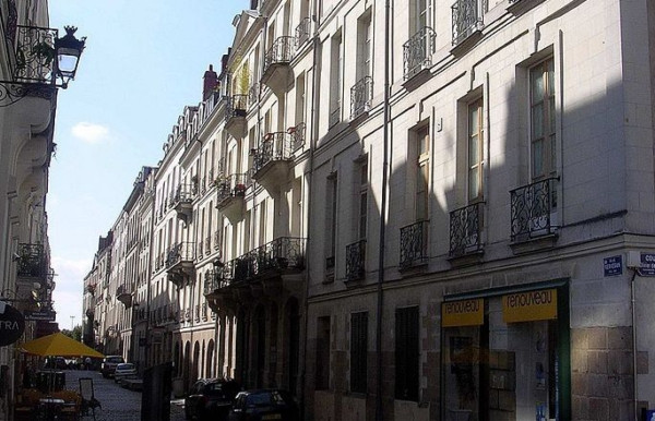 5. Phố Kervégan: Nằm ở phía nam quảng trường Commerce, trung tâm của Nantes, phố Kervégan dẫn đến quảng trường Petite Hollande. Kervégan là con phố được đặt theo tên của người đã ba lần làm thị trưởng của thành phố. Nơi đây có đầy đủ các nhà hàng, quán cà phê, các quán bia…luôn tràn ngập trong bầu không khí vui vẻ. Nó cũng cực kì nổi tiếng với các quán bar thân thiện dành cho người đồng tính. 5. Phố Kervégan: Nằm ở phía nam quảng trường Commerce, trung tâm của Nantes, phố Kervégan dẫn đến quảng trường Petite Hollande. Kervégan là con phố được đặt theo tên của người đã ba lần làm thị trưởng của thành phố. Nơi đây có đầy đủ các nhà hàng, quán cà phê, các quán bia…luôn tràn ngập trong bầu không khí vui vẻ. Nó cũng cực kì nổi tiếng với các quán bar thân thiện dành cho người đồng tính.