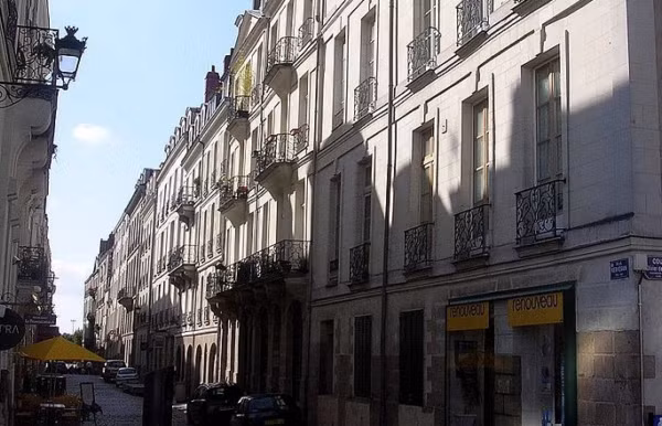 5. Phố Kervégan: Nằm ở phía nam quảng trường Commerce, trung tâm của Nantes, phố Kervégan dẫn đến quảng trường Petite Hollande. Kervégan là con phố được đặt theo tên của người đã ba lần làm thị trưởng của thành phố. Nơi đây có đầy đủ các nhà hàng, quán cà phê, các quán bia…luôn tràn ngập trong bầu không khí vui vẻ. Nó cũng cực kì nổi tiếng với các quán bar thân thiện dành cho người đồng tính.
