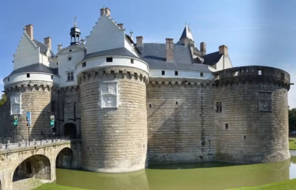 7. Lâu đài Công tước Brittany: Một địa danh khác mà bạn không thể bỏ qua khi du lịch ở Nantes chính là lâu đài Công tước Brittany. Nằm ngay trong trung tâm thành phố, Brittany là một trong những lâu đài cuối cùng và lộng lẫy nhất khu vực sông Loire. Được mệnh danh là lâu đài của những lâu đài, Brittany sở hữu bức tường thành khổng lồ dài gần 500m với 7 ngọn tháp cao ngất. Từ đây có thể nhìn ra thành phố và thánh đường bên cạnh. Khu vực đảo Feydeau cổ - nơi lâu đài tọa lạc, có rất nhiều ngôi nhà tráng lệ được xây dựng từ những năm 1700. Bên trong lâu đài là cung điện nguy nga hình thành từ thế kỷ 15 và một bảo tàng công nghệ cao ghi lại mọi diễn biến trong lịch sử của thành phố từ thời La Mã hay thời quân Đức xâm lược.