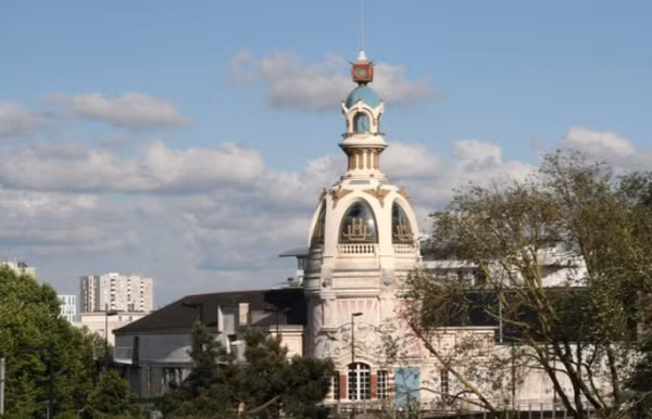 2. La Tour LU (Tháp LU): Một phần bản sắc của thành phố Nantes chính là tháp LU hay Lieu Unique. Nằm dọc theo kênh đào Saint-Felix, gần ga xe lửa và trung tâm thị trấn, LU trước đây là nhà máy sản xuất bánh quy nổi tiếng, nay là một di tích của cuộc cách mạng công nghiệp. LU là một không gian nghệ thuật độc đáo, pha trộn các loại hình nghệ thuật khác nhau, các nền văn hóa và các cộng đồng người. Ở đây, người ta có thể tìm thấy các hình ảnh nghệ thuật, nhà hát, múa, xiếc, âm nhạc, cả văn học, triết học, kiến trúc và nghệ thuật vị giác.