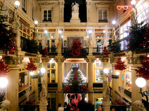 3. Passage PommerayePassage Pommeraye, nơi không thể bỏ qua khi đến Nantes, được xây dựng từ năm 1976, là điểm kết nối phố Fosse và quảng trường Commerce. Đây là một trong những trung tâm mua sắm đẹp nhất ở Nantes, mang phong cách kiến trúc đặc trưng của Venise phương Tây. Với ba trung tâm mua sắm, Pommeraye là một địa điểm lý tưởng để đi dạo và mua sắm. 3. Passage PommerayePassage Pommeraye, nơi không thể bỏ qua khi đến Nantes, được xây dựng từ năm 1976, là điểm kết nối phố Fosse và quảng trường Commerce. Đây là một trong những trung tâm mua sắm đẹp nhất ở Nantes, mang phong cách kiến trúc đặc trưng của Venise phương Tây. Với ba trung tâm mua sắm, Pommeraye là một địa điểm lý tưởng để đi dạo và mua sắm.