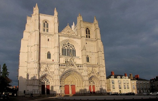 9. Nhà thờ Thánh Peter: Nhà thờ Thánh Peter là một trong những di tích kiến trúc biểu tượng của Brittany. Được xây dựng cách đây trên 500 năm, nhà thờ vẫn giữ được một khối kiến trúc nhất quán. Lớn gần bằng nhà thờ Notre Dame ở Paris, nhà thờ Thánh Peter có một mặt tiền được bao bởi hai tòa tháp khổng lồ, trên sân thượng có thể nhìn bao quát xung quanh. Một chuyến viếng thăm nhà thờ, bạn sẽ khám phá ra một lối đi lớn và hai hầm mộ thuộc hai thời kỳ khác nhau. 9. Nhà thờ Thánh Peter: Nhà thờ Thánh Peter là một trong những di tích kiến trúc biểu tượng của Brittany. Được xây dựng cách đây trên 500 năm, nhà thờ vẫn giữ được một khối kiến trúc nhất quán. Lớn gần bằng nhà thờ Notre Dame ở Paris, nhà thờ Thánh Peter có một mặt tiền được bao bởi hai tòa tháp khổng lồ, trên sân thượng có thể nhìn bao quát xung quanh. Một chuyến viếng thăm nhà thờ, bạn sẽ khám phá ra một lối đi lớn và hai hầm mộ thuộc hai thời kỳ khác nhau.