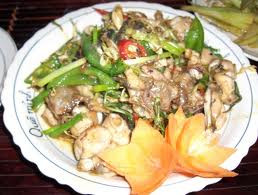 Cách làm: Nhái bắt nhái về dùng lá tre xát vào thân mình để loại bỏ chất nhớt rồi mổ bỏ nội tạng, chỉ lấy phần thịt, rửa sạch, để ráo. Xem thêm: Những món ăn dân dã cực tốt cho sức khỏe (P5) / Những món ăn dân dã cực tốt cho sức khỏe (P4)