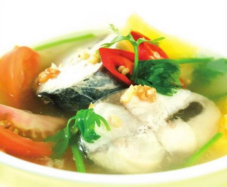 Theo y học truyền thống thì cá mè hoa tính ôn vị ngọt, có tác dụng bổ tì vị, khoẻ gân cốt, ích thận khí, thích hợp đối với những người phong hàn đau đầu, chóng mặt, hoa mắt, nhiều đờm, thận suy, gân cốt yếu, lưng khớp đau, tì vị suy hàn, tiêu hoá kém, tứ chi phù. Trong dân gian thường dùng đầu cá mè hoa để bổ hư, trị chứng tai ù, mắt hoa, phong hàn, đầu đau, cá mè hoa còn có tác dụng hạ huyết áp. Xem thêm: Những món ăn dân dã cực tốt cho sức khỏe (P5) / Những món ăn dân dã cực tốt cho sức khỏe (P4)