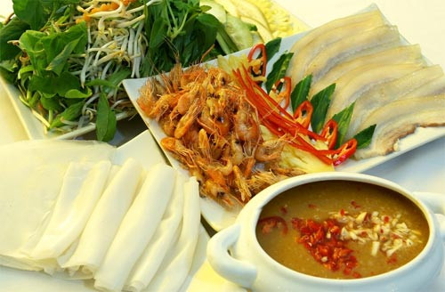 Tôm đồng còn có thể chữa bệnh ra mồ hôi trộm, đái dầm, cách dùng: Tôm nõn tươi 200g, rau hẹ 120g, mắm, muối, gừng, rượu đủ dùng. Tôm rửa sạch, rau hẹ rửa sạch cắt khúc cho vào nồi nấu cùng muối, gừng, rượu. Hoặc Chữa dương suy, thiếu sữa. Cách dùng: Tép 150g, mỡ lợn 25g, gạo tẻ 100g, rau hẹ 100g. Mắm, muối, mì chính, gừng đủ dùng. Gạo tẻ vo sạch nấu cháo, sau đó cho các nguyên liệu còn lại vào cùng nấu chín để ăn… Xem thêm: Những món ăn dân dã cực tốt cho sức khỏe (P5) / Những món ăn dân dã cực tốt cho sức khỏe (P4)