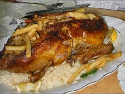 Chữa đái tháo đường: Lấy một con chim bồ câu trắng; 60gr củ mài; 40gr ngọc trúc. Bồ câu làm sạch, bỏ nội tạng, hầm cách thủy cùng củ mài, ngọc trúc và một ít muối. Khi chín, cho người bệnh ăn cả cái và uống nước hầm. Ngày ăn một lần vào lúc đói. Cách hai ngày cho ăn một lần, ăn 5 con chim cho một đợt trị bệnh. Xem thêm: Những thực phẩm giàu dinh dưỡng, tốt cho sức khỏe