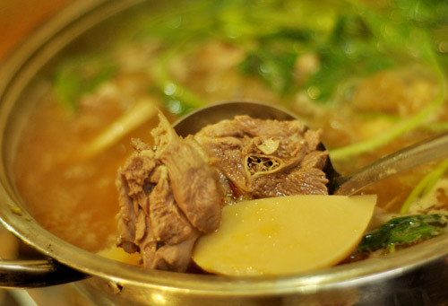 Thịt ngỗng có thể chữa tiêu khát: Ninh thịt ngỗng thật nhừ rồi uống nước. Trường hợp bị bụng đau, đầy hơi thì dùng thịt ngỗng hầm thành canh, lấy nước hầm đó cho gạo vào nấu cháo ăn có tác dụng tốt. Xem thêm: Những thực phẩm giàu dinh dưỡng, tốt cho sức khỏe Thịt ngỗng có thể chữa tiêu khát: Ninh thịt ngỗng thật nhừ rồi uống nước. Trường hợp bị bụng đau, đầy hơi thì dùng thịt ngỗng hầm thành canh, lấy nước hầm đó cho gạo vào nấu cháo ăn có tác dụng tốt. Xem thêm: Những thực phẩm giàu dinh dưỡng, tốt cho sức khỏe