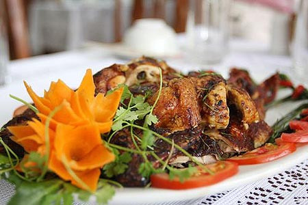 Thịt ngỗng không chỉ ngon, giàu chất dinh dưỡng mà còn được dùng làm thuốc chữa bệnh. Theo bảng thành phần hoá học thức ăn Việt Nam của Viện Vệ sinh Dịch tễ TƯ (Bộ Y tế), trong 100g thịt ngỗng có 46,1g nước, 14g protit, 39,2g lipit, 13mg canxi, 210mg phốt pho, 1,8mg sắt, 0,27mg vitamin A, 0,20mg vitamin B1, 0,19mg vitamin B2, 5,7mg vitamin P... cung cấp được 422kcal. Xem thêm: Những thực phẩm giàu dinh dưỡng, tốt cho sức khỏe Thịt ngỗng không chỉ ngon, giàu chất dinh dưỡng mà còn được dùng làm thuốc chữa bệnh. Theo bảng thành phần hoá học thức ăn Việt Nam của Viện Vệ sinh Dịch tễ TƯ (Bộ Y tế), trong 100g thịt ngỗng có 46,1g nước, 14g protit, 39,2g lipit, 13mg canxi, 210mg phốt pho, 1,8mg sắt, 0,27mg vitamin A, 0,20mg vitamin B1, 0,19mg vitamin B2, 5,7mg vitamin P... cung cấp được 422kcal. Xem thêm: Những thực phẩm giàu dinh dưỡng, tốt cho sức khỏe