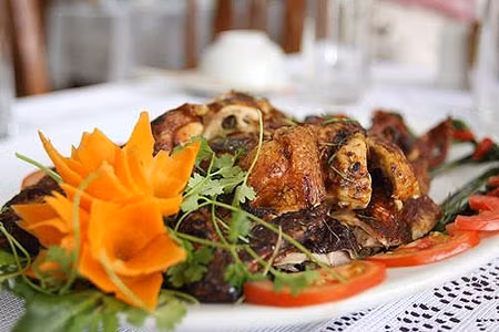 Thịt ngỗng không chỉ ngon, giàu chất dinh dưỡng mà còn được dùng làm thuốc chữa bệnh. Theo bảng thành phần hoá học thức ăn Việt Nam của Viện Vệ sinh Dịch tễ TƯ (Bộ Y tế), trong 100g thịt ngỗng có 46,1g nước, 14g protit, 39,2g lipit, 13mg canxi, 210mg phốt pho, 1,8mg sắt, 0,27mg vitamin A, 0,20mg vitamin B1, 0,19mg vitamin B2, 5,7mg vitamin P... cung cấp được 422kcal. Xem thêm: Những thực phẩm giàu dinh dưỡng, tốt cho sức khỏe