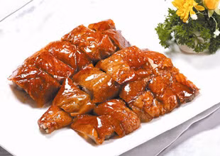 Theo Đông y, thịt ngỗng vị ngọt, tính bình, chủ trị lợi 5 tạng, ích khí, bổ hư, hoà vị, ngừng tiêu khát. Máu ngỗng cũng được dùng làm thuốc chữa nấc, buồn nôn. Ngoài giá trị ăn uống, thịt ngỗng còn được nhân dân ta dùng làm thuốc chữa bệnh. Xem thêm: Những thực phẩm giàu dinh dưỡng, tốt cho sức khỏe