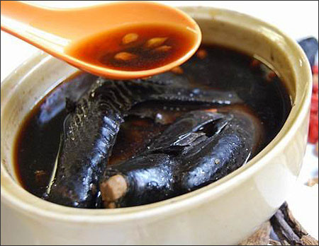 Trong y học cổ truyền, thịt gà ác được dùng với tên thuốc là Ô kê nhục. Ô kê nhục có vị ngọt, mặn, mùi thơm, tính ấm, không độc, có tác dụng bổ dương cao, ích khí huyết, giảm đau, đặc trị các bệnh về phổi, thận, mồ hôi trộm, đau lưng, đái tháo, di tinh, hoạt tinh, kết lỵ lâu ngày, nóng trong xương, chân tay yếu mỏi, thiếu máu, rất tốt cho người tạng yếu, người già, người mới ốm khỏi hoặc đang dưỡng bệnh, phụ nữ sau khi sinh. Xem thêm: Những thực phẩm giàu dinh dưỡng, tốt cho sức khỏe Trong y học cổ truyền, thịt gà ác được dùng với tên thuốc là Ô kê nhục. Ô kê nhục có vị ngọt, mặn, mùi thơm, tính ấm, không độc, có tác dụng bổ dương cao, ích khí huyết, giảm đau, đặc trị các bệnh về phổi, thận, mồ hôi trộm, đau lưng, đái tháo, di tinh, hoạt tinh, kết lỵ lâu ngày, nóng trong xương, chân tay yếu mỏi, thiếu máu, rất tốt cho người tạng yếu, người già, người mới ốm khỏi hoặc đang dưỡng bệnh, phụ nữ sau khi sinh. Xem thêm: Những thực phẩm giàu dinh dưỡng, tốt cho sức khỏe