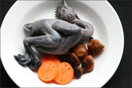 Thịt gà ác thơm, ngon hơn thịt gà thường và rất giàu dinh dưỡng. Thịt gà ác giúp phòng chống mệt mỏi, tăng cường khả năng chịu đựng của cơ thể. Theo nghiên cứu hiện đại, thịt gà ác ít mỡ, rất giàu đạm và có chừng 18 loại acid amin, nhiều vitamin như A, B1, B2, N12, E, PP… và các nguyên tố vi lượng như K, Na, Ca, Fe, Mg, Mn, Cu… Hàm lượng chất sắt (giúp bổ máu) trong thịt gà ác rất cao, chiếm 7,9%, trong khi gà ri chỉ có 3,9%. Xem thêm: Những thực phẩm giàu dinh dưỡng, tốt cho sức khỏe Thịt gà ác thơm, ngon hơn thịt gà thường và rất giàu dinh dưỡng. Thịt gà ác giúp phòng chống mệt mỏi, tăng cường khả năng chịu đựng của cơ thể. Theo nghiên cứu hiện đại, thịt gà ác ít mỡ, rất giàu đạm và có chừng 18 loại acid amin, nhiều vitamin như A, B1, B2, N12, E, PP… và các nguyên tố vi lượng như K, Na, Ca, Fe, Mg, Mn, Cu… Hàm lượng chất sắt (giúp bổ máu) trong thịt gà ác rất cao, chiếm 7,9%, trong khi gà ri chỉ có 3,9%. Xem thêm: Những thực phẩm giàu dinh dưỡng, tốt cho sức khỏe