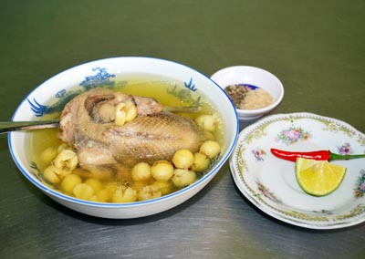 Chữa ra mồ hôi trộm: Lấy một con chim bồ câu; 25gr kỷ tử; 20gr hoàng kỳ. Bồ câu làm sạch, bỏ nội tạng, cho thuốc vào bụng chim khâu kín lại, hấp cách thủy. Khi chín, bỏ thuốc, ăn thịt chim, uống nước. Ngày ăn một lần, ăn liền 2 ngày. Sau đó nghỉ ba ngày lại tiếp tục ăn hai ngày. Ăn hai liệu trình như vậy sẽ cho kết quả tốt. Xem thêm: Những thực phẩm giàu dinh dưỡng, tốt cho sức khỏe Chữa ra mồ hôi trộm: Lấy một con chim bồ câu; 25gr kỷ tử; 20gr hoàng kỳ. Bồ câu làm sạch, bỏ nội tạng, cho thuốc vào bụng chim khâu kín lại, hấp cách thủy. Khi chín, bỏ thuốc, ăn thịt chim, uống nước. Ngày ăn một lần, ăn liền 2 ngày. Sau đó nghỉ ba ngày lại tiếp tục ăn hai ngày. Ăn hai liệu trình như vậy sẽ cho kết quả tốt. Xem thêm: Những thực phẩm giàu dinh dưỡng, tốt cho sức khỏe