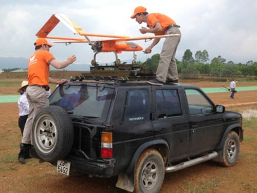 UAV Việt Nam được phóng bằng nhiều cách, trong hình là phóng từ nóc ô tô