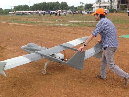 Máy bay không người lái của Việt Nam được đưa ra ngoài bãi phóng thử