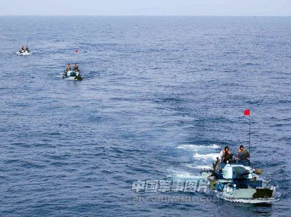 Chính sách quốc phòng của Trung Quốc luôn được Mỹ cho là không minh bạch. Trong hình là chi đội tàu đổ bộ của Hạm đội Nam Hải, Hải quân Trung Quốc tiến hành diễn tập tấn công-phòng thủ và vận chuyển lực lượng ở biển xa. Chính sách quốc phòng của Trung Quốc luôn được Mỹ cho là không minh bạch. Trong hình là chi đội tàu đổ bộ của Hạm đội Nam Hải, Hải quân Trung Quốc tiến hành diễn tập tấn công-phòng thủ và vận chuyển lực lượng ở biển xa.