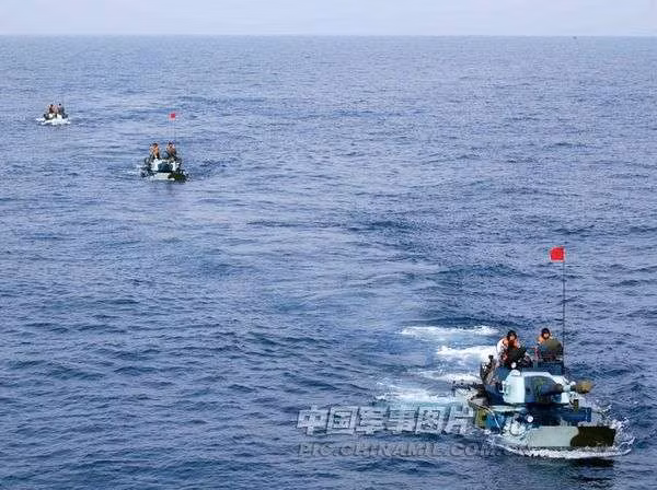 Chính sách quốc phòng của Trung Quốc luôn được Mỹ cho là không minh bạch. Trong hình là chi đội tàu đổ bộ của Hạm đội Nam Hải, Hải quân Trung Quốc tiến hành diễn tập tấn công-phòng thủ và vận chuyển lực lượng ở biển xa.