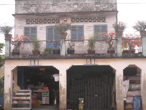 Ngôi nhà phố bán than tổ ong. Ngôi nhà phố bán than tổ ong.