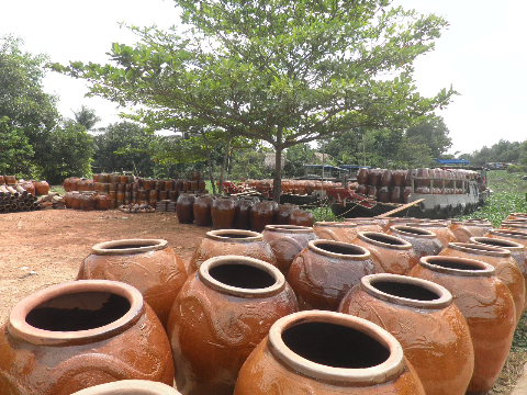 Bến thuyền chất đầu lu, vại, đồ gốm sứ... Bến thuyền chất đầu lu, vại, đồ gốm sứ...