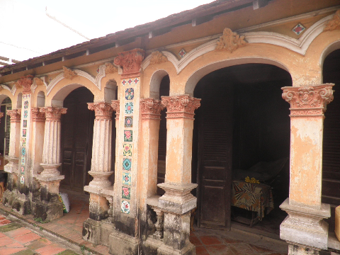 Những ngôi nhà cổ như thế này thường được các nhà làm phim lựa chọn để làm phim. Những ngôi nhà cổ như thế này thường được các nhà làm phim lựa chọn để làm phim.