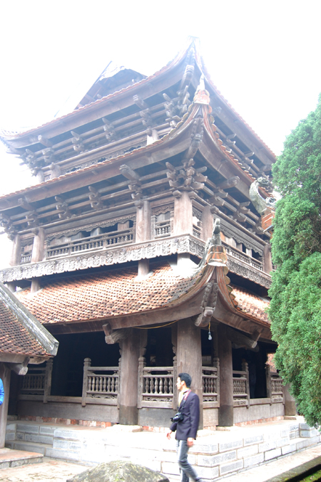 "Kiến trúc gác chuông với 3 tầng" "Kiến trúc gác chuông với 3 tầng"