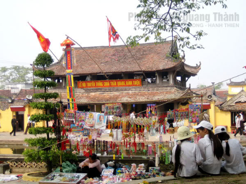 Hàng quán bán bên hồ. Hàng quán bán bên hồ.