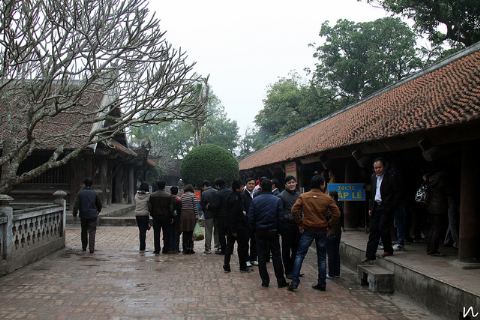 Khách thập phương tới chiêm ngưỡng vẻ đẹp của ngôi chùa. Khách thập phương tới chiêm ngưỡng vẻ đẹp của ngôi chùa.