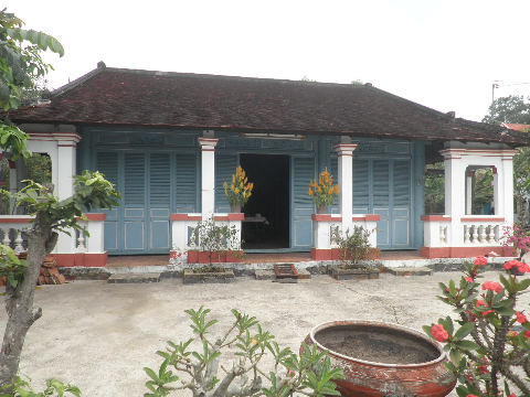 Nhà cổ với mái rêu phong ẩn mình trong vườn cây xanh mát. Nhà cổ với mái rêu phong ẩn mình trong vườn cây xanh mát.