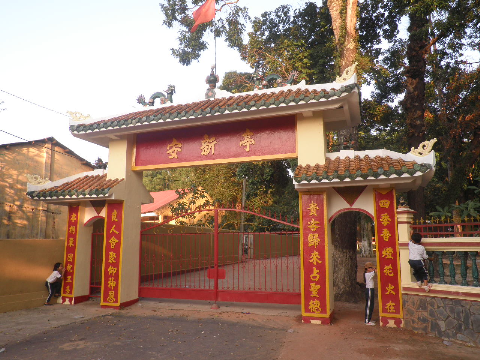 Các em nhỏ đang chơi trốn tìm trước cổng đình làng Tân An. Các em nhỏ đang chơi trốn tìm trước cổng đình làng Tân An.