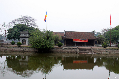 Hồ nước phẳng lặng giữa một không gian thoáng đãng. Hồ nước phẳng lặng giữa một không gian thoáng đãng.