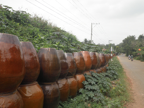 Hàng rào bằng những chiếc lu chồng lên nhau. Hàng rào bằng những chiếc lu chồng lên nhau.